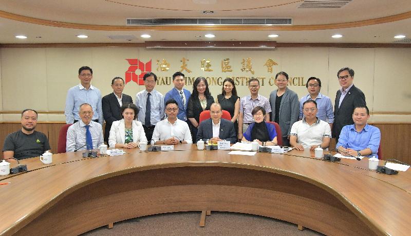 The Chief Secretary for Administration, Mr Matthew Cheung Kin-chung (front row, fourth right), met with members of the Yau Tsim Mong District Council (YTMDC) to listen to their views on various development issues and matters of concern to the community during his visit to Yau Tsim Mong District this afternoon (August 10). Mr Cheung is pictured with the Chairman of the YTMDC, Mr Chris Ip (front row, fourth left); the Vice Chairman of the YTMDC, Ms Wong Shu-ming (front row, third left); the District Officer (Yau Tsim Mong), Mrs Laura Aron (front row, third right); and other YTMDC members after the meeting.