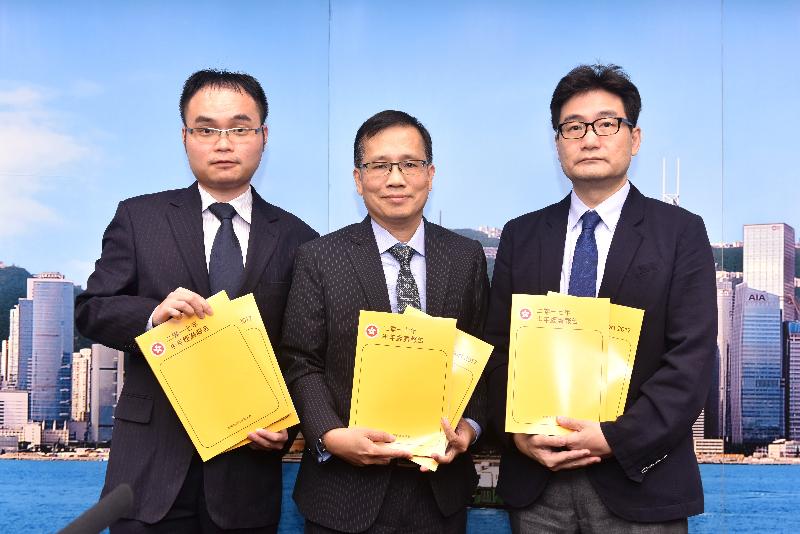 The Deputy Government Economist, Mr Andrew Au (centre), releases the Half-yearly Economic Report 2017 at a press conference today (August 11). Also present are Principal Economist Mr Eric Lee (left) and Assistant Commissioner for Census and Statistics Mr Osbert Wang.