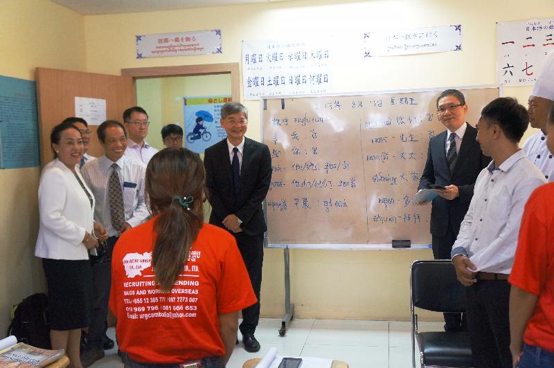 The Secretary for Labour and Welfare, Dr Law Chi-kwong, continued his visit to Cambodia today (August 11). Photo shows Dr Law (centre left), together with the Commissioner for Labour, Mr Carlson Chan (centre right), and his delegation visiting a training centre which provides training for Cambodians coming to work in Hong Kong as domestic helpers.