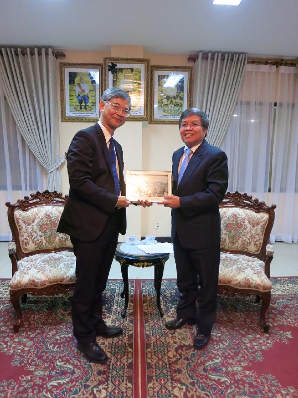 勞工及福利局局長羅致光博士今日（八月十一日）繼續在柬埔寨的訪問，並與柬埔寨外交與國際合作部國務秘書翁肖恩會面。圖示羅致光博士（左）向翁肖恩致送紀念品。