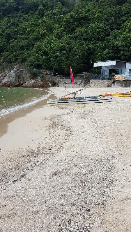 南区龟背湾泳滩经清理后，已于今日（八月十一日）下午重开。
