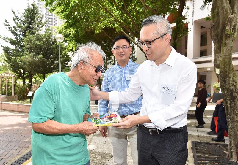 The Under Secretary for Food and Health, Dr Chui Tak-yi (right), inspected mosquito control measures in Tin Shui Wai today (August 12). He presented a cleansing pack to an elderly living in Tin Shui Estate.