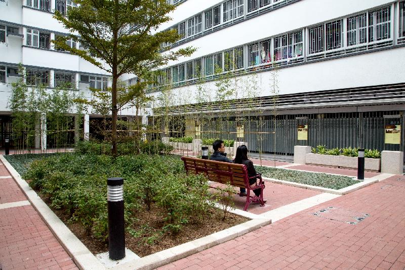 香港房屋委員會的公共租住房屋項目華廈邨在2017香港建築師學會兩岸四地建築設計論壇及大獎的住宅組別獲頒銀獎，為今年該組別的最高榮譽。圖示華廈邨的綠化庭園。