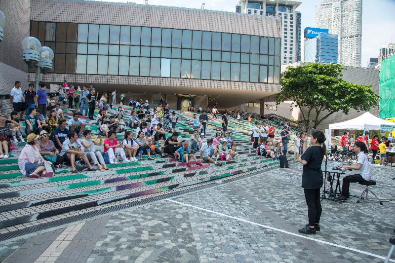 「敢！观花语」艺术嘉年华八月二十日下午二时至六时在大埔海滨公园举行。图示八月六日在香港文化中心露天广场举行的「敢！观花语」艺术嘉年华。