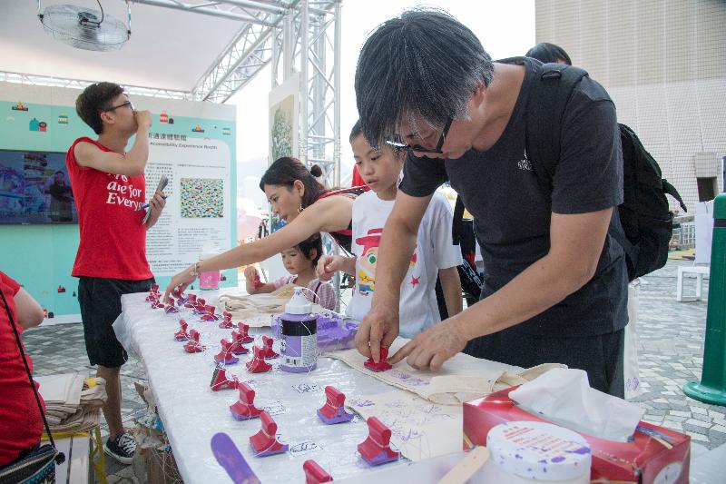 「敢！觀花語」藝術嘉年華八月二十日下午二時至六時在大埔海濱公園舉行，當日將舉行的自製印章帆布袋活動。