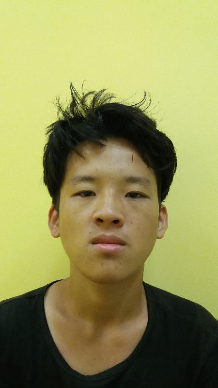 Liang Riqin, aged 16 and of Chinese nationality, is about 1.65 metres tall, 50 kilograms in weight and of thin build. He has a pointed face with yellow complexion and short black hair. He was wearing a black short-sleeved T-shirt, black trousers and black sport shoes. He has a broken left little finger.
