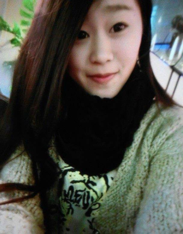 Lau Hoi-ki is about 1.67 metres tall, about 54 kilograms in weight and of thin build. She has a long face with yellow complexion, black long hair. She was last seen wearing a green camouflage short-sleeved T-shirt, black shorts and white sports shoes.  
