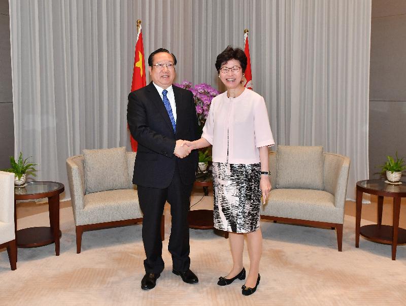 The Chief Executive, Mrs Carrie Lam (right), meets the Governor of Hubei Province, Mr Wang Xiaodong (left), at the Chief Executive's Office this morning (August 16).