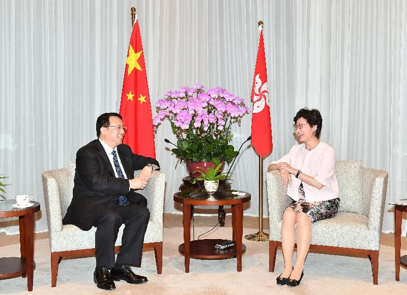 行政长官林郑月娥（右）今日（八月十六日）下午在行政长官办公室与访港的山东省省长龚正会面。