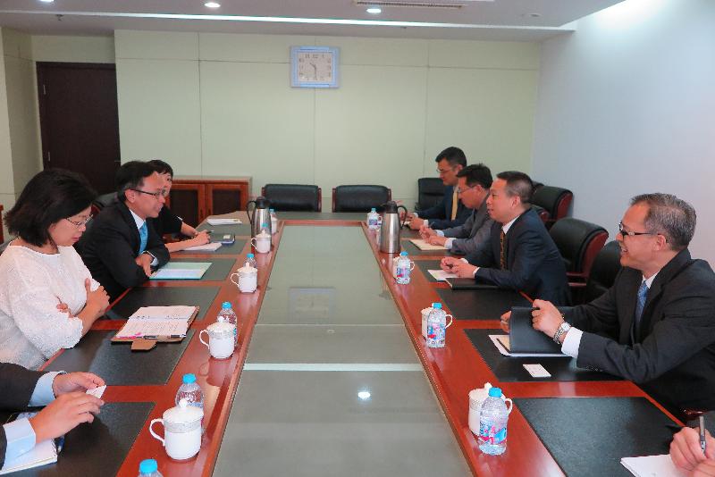 政制及内地事务局局长聂德权（左二）今日（八月十六日）在北京与国务院港澳事务办公室副主任黄柳权（右二）会面。