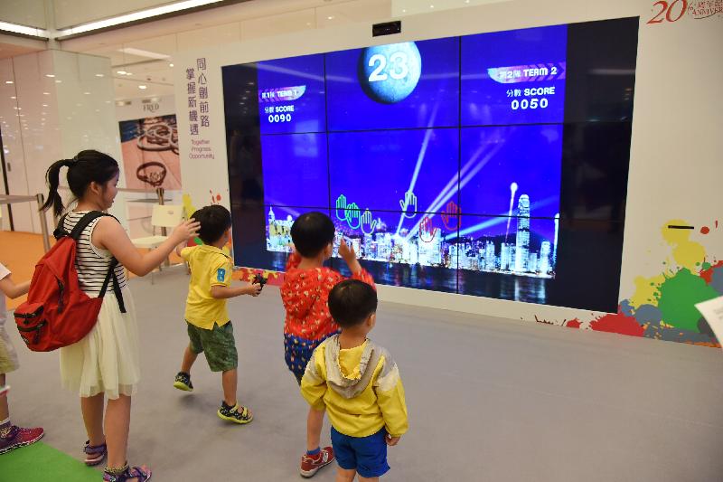 「香港特別行政區成立二十周年巡迴展覽」今日（八月十七日）起在尖沙咀海港城海運大廈展覽大堂舉行。圖示小朋友參與互動遊戲。