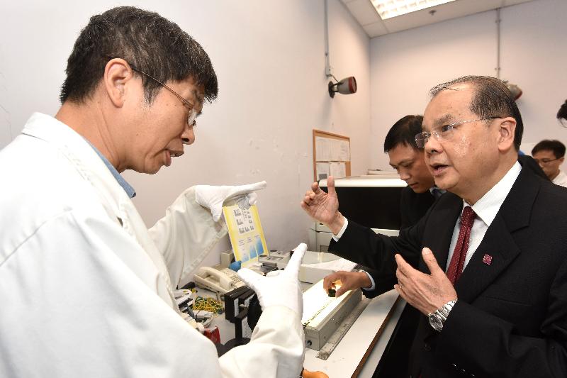 The Chief Secretary for Administration, Mr Matthew Cheung Kin-chung (first right), tours the Government Microfilm Centre during his visit to the Government Records Service this afternoon (August 17). 
