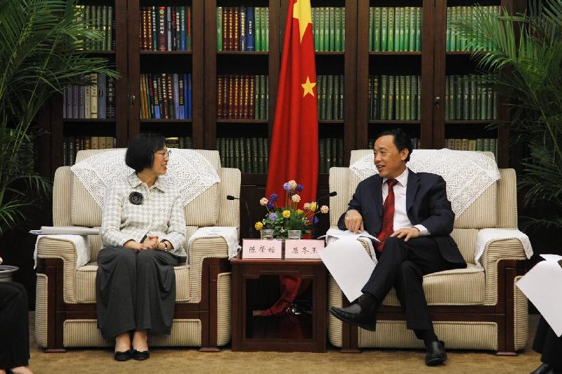 食物及衞生局局長陳肇始教授（左）今日（八月十七日）在北京與農業部副部長屈冬玉（右）會面。