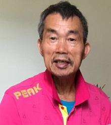 Lee Wui-chau, aged 66, is about 1.75 metres tall, 66 kilograms in weight and of medium build. He has a long face with yellow complexion and short straight white hair. He was last seen wearing a short-sleeved polo shirt with red and black stripes, grey cropped pants and blue sandals.