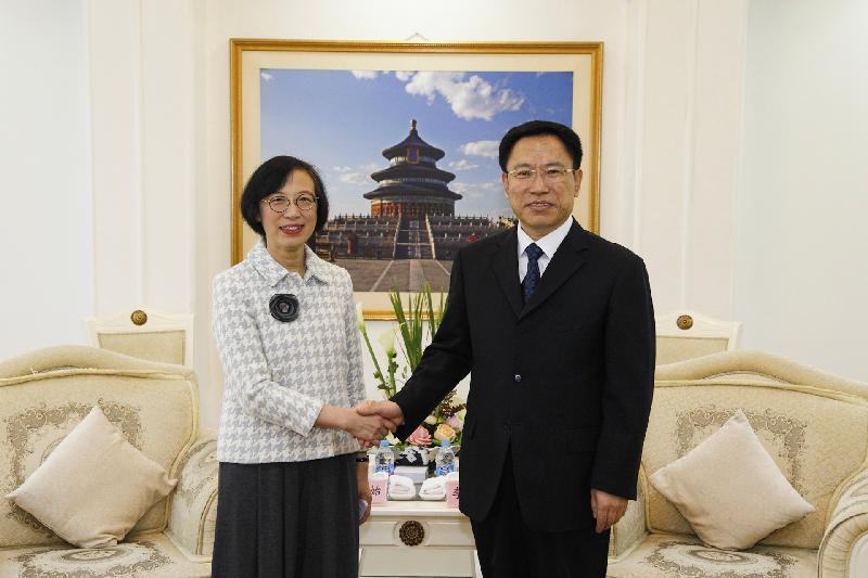 The Secretary for Food and Health, Professor Sophia Chan (left), today (August 17) met with the Vice Minister of the State General Administration of Quality Supervision, Inspection and Quarantine, Mr Li Yuanping (right), in Beijing to exchange views on issues of mutual concern.