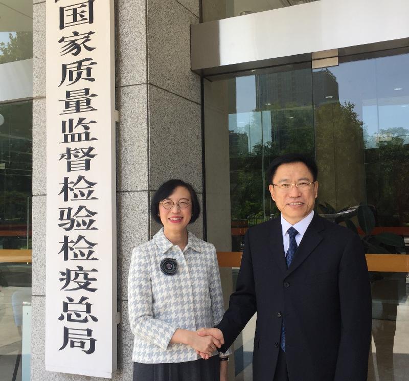 The Secretary for Food and Health, Professor Sophia Chan, today (August 17) met with the Vice Minister of the State General Administration of Quality Supervision, Inspection and Quarantine, Mr Li Yuanping, in Beijing. Photo shows Professor Chan (left) with Mr Li (right) after the meeting.

