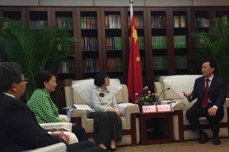The Secretary for Food and Health, Professor Sophia Chan (second right); the Permanent Secretary for Food and Health (Food), Mrs Cherry Tse (second left); and the Director of Agriculture, Fisheries and Conservation, Dr Leung Siu-fai (first left), met with the Vice Minister of Agriculture, Mr Qu Dongyu (first right), in Beijing today (August 17) and learned about the application on a trial basis of the new H5-H7 avian influenza (AI) bivalent vaccine in some Mainland farms since last month.