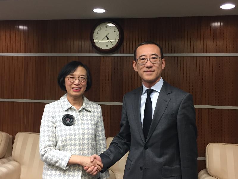 The Secretary for Food and Health, Professor Sophia Chan, today (August 17) met with the Director-General of the Department of Taiwan, Hong Kong and Macao Affairs of the Ministry of Commerce, Mr Sun Tong, in Beijing. Professor Chan (left) is pictured with Mr Sun (right) after the meeting.