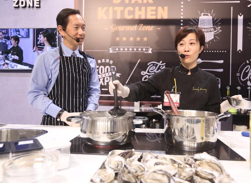 The Chairperson of the Committee on Reduction of Salt and Sugar in Food, Mr Bernard Chan (left), attended the "Star Chef Cooking Demonstration" session of the Food Expo today (August 18). He accompanies the renowned chef Sandy Keung (right) to demonstrate reduced-salt-and-sugar cuisine.