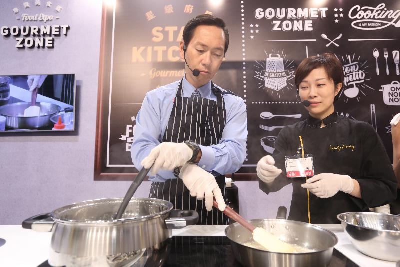 The Chairperson of the Committee on Reduction of Salt and Sugar in Food, Mr Bernard Chan (left), and the renowned chef Sandy Keung (right), demonstrate reduced-salt-and-sugar cuisine at the "Star Chef Cooking Demonstration" session of the Food Expo today (August 18).