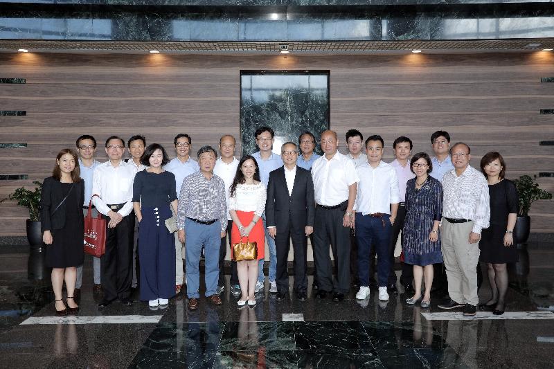 The Secretary for Home Affairs, Mr Lau Kong-wah, visited Eastern District today (August 18) and met with the Vice Chairman of the Eastern District Council (EDC), Mr Chiu Chi-keung, and members of the EDC to exchange views on various district issues and matters of concern. Photo shows Mr Lau (front row, centre); Mr Chiu (front row, fifth right); and the District Officer (Eastern), Ms Anne Teng (front row, fifth left), with members of the EDC after the meeting.