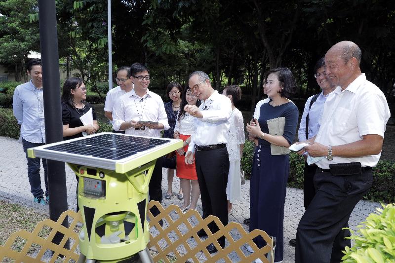 The Secretary for Home Affairs, Mr Lau Kong-wah (front row, centre), visited Eastern District today (August 18). Photo shows Mr Lau visiting Quarry Bay Park Phase II to understand the work of the District-led Actions Scheme in Eastern District and inspecting a mosquito trapping device installed under the Scheme.