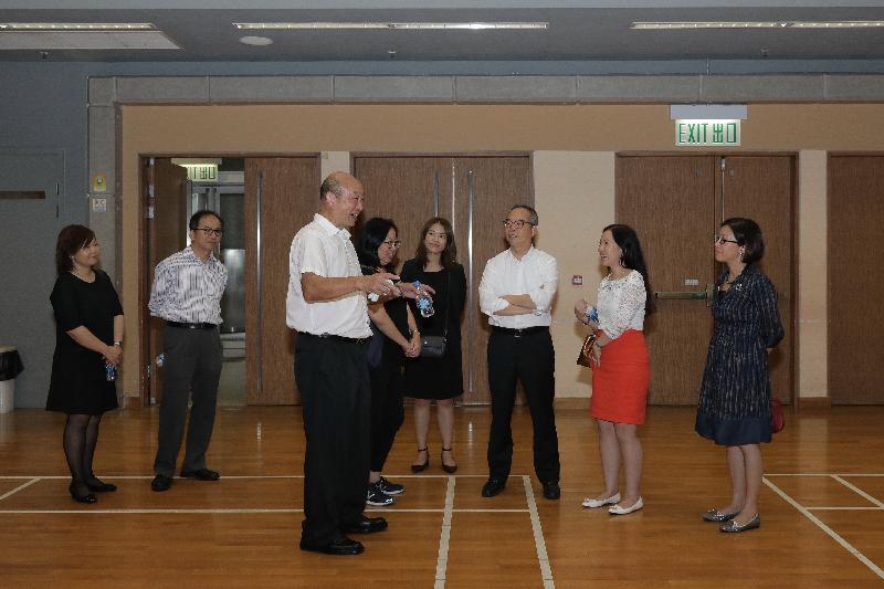 The Secretary for Home Affairs, Mr Lau Kong-wah (third right), tours Siu Sai Wan Community Hall during his visit to Eastern District today (August 18).