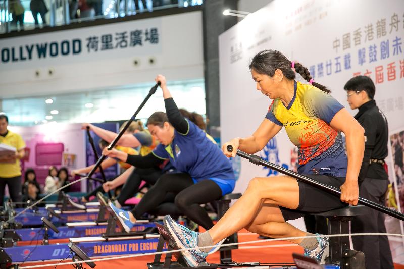 第七届香港室内龙舟锦标赛八月二十七日在钻石山荷里活广场一楼明星广场举行。图示去年的精彩比赛。