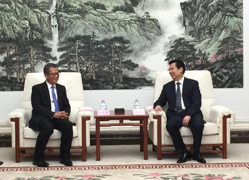財政司司長陳茂波（左）今日（八月二十一日）在武漢與湖北省常務副省長黃楚平（右）會晤。