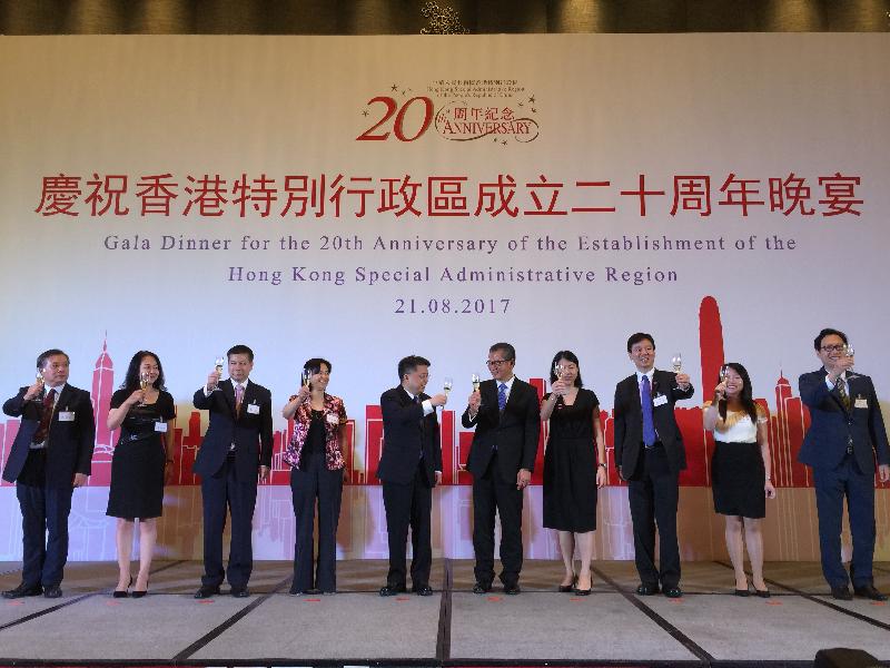 Financial Secretary, Mr Paul Chan (fifth right) officiated the toasting ceremony of the Gala Dinner in celebration of the 20th Anniversary of the establishment of the HKSAR in Wuhan today (August 21). Other key officiating guests at the Gala Dinner included the Vice Governor of Hubei Province, Mr Tong Daochi (fifth left); the Vice Mayor of Wuhan City, Ms Xu Honglan (fourth left); the Director of the WHETO, Miss Sara Tse (fourth right); and the Director of the WHETO (Designate), Mr Vincent Fung (third right).