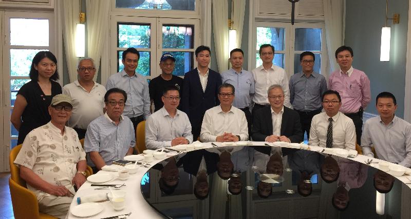 Financial Secretary, Mr Paul Chan (front row, fourth right) met with Hong Kong people working and doing business in Wuhan today (August 21).