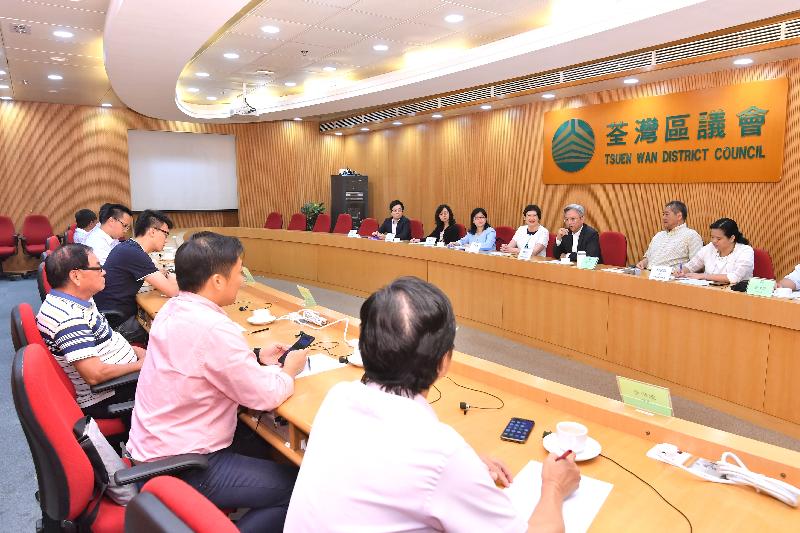 The Secretary for the Civil Service, Mr Joshua Law, visited Tsuen Wan District today (August 22). Photo shows Mr Law (third right), accompanied by the District Officer (Tsuen Wan), Miss Jenny Yip (fourth right), meeting with members of the Tsuen Wan District Council to exchange views on the developments and issues of concern in the district.