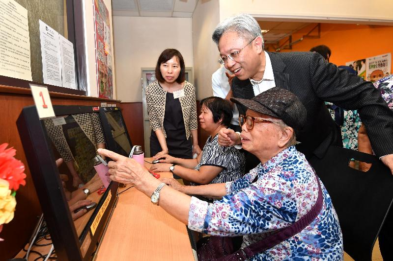 The Secretary for the Civil Service, Mr Joshua Law (right), today (August 22) visited the SAGE Tsuen Wan District Elderly Community Centre operated by the Hong Kong Society for the Aged to learn about the facilities and services for the senior citizens.