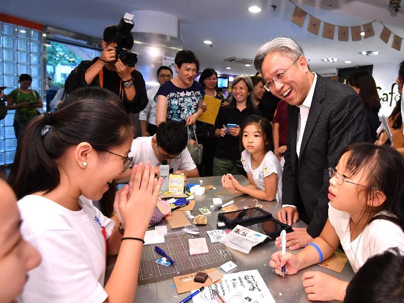 公務員事務局局長羅智光（右二）今日（八月二十二日）參觀香港青年協會荃灣青年空間，了解中心為青年提供的設施和服務。