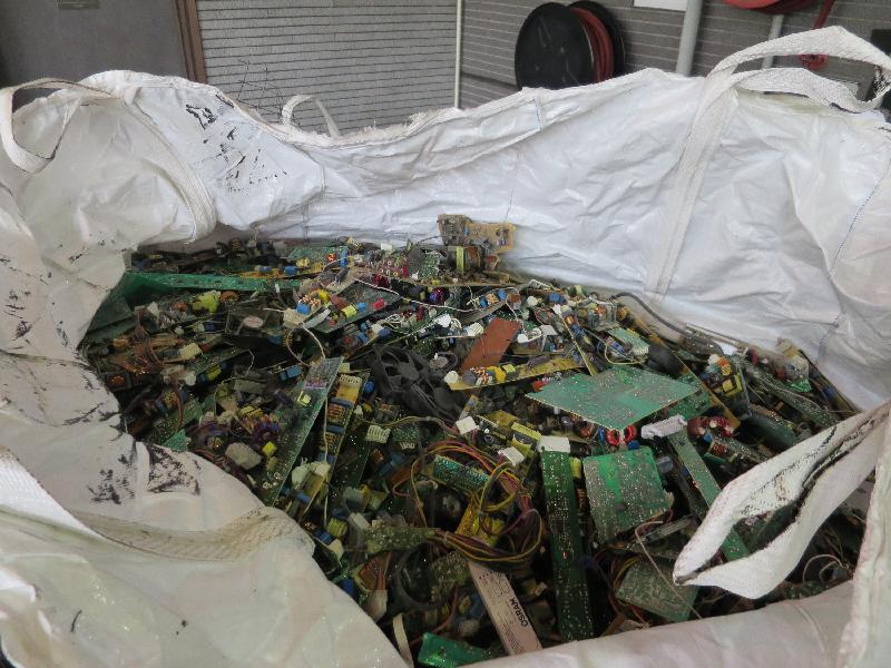 環境保護署在香港海關協助下，截獲三個載有有害電子廢物的進口貨櫃，三家入口商今日（八月二十二日）被裁定違反《廢物處置條例》。圖示被截獲的廢印刷電路板。