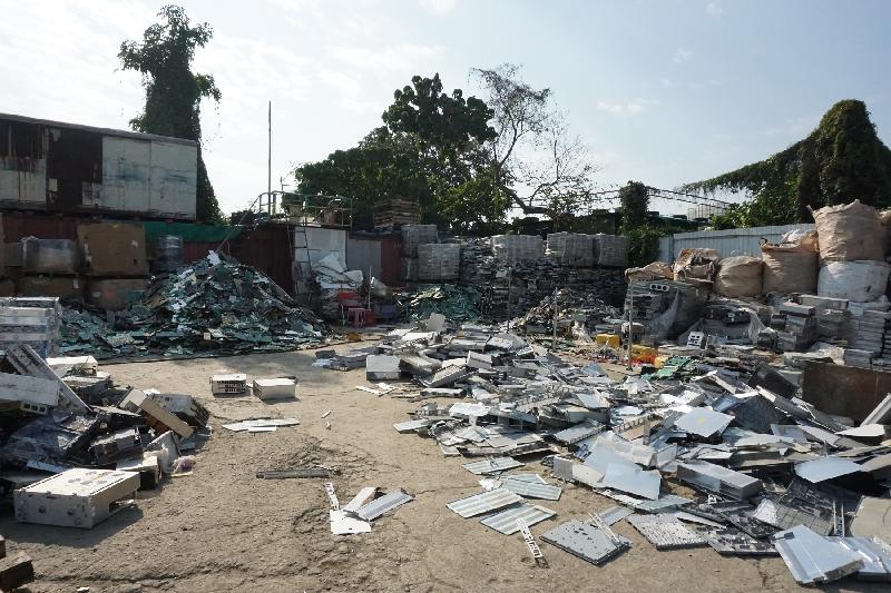 在今年一月的執法行動中，環境保護署在元朗查獲兩個露天回收場涉嫌非法處置大量化學廢物。
