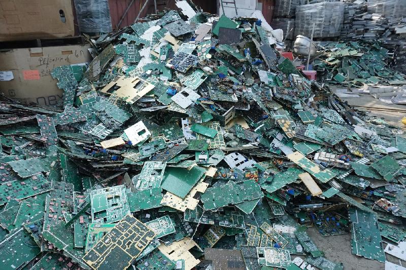 在今年一月的執法行動中，環境保護署在元朗查獲兩個露天回收場涉嫌非法處置大量化學廢物。圖示被截獲的廢印刷電路板。