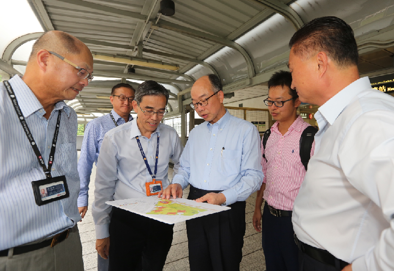 The Secretary for Transport and Housing, Mr Frank Chan Fan (third right), visited Kwun Tong today (August 22).  Accompanied by the Chairman of the Kwun Tong District Council, Dr Bunny Chan (first right), he was briefed by the Operations Director of the MTR Corporation Limited, Mr Adi Lau (fourth right), on the interface of Kwun Tong station with the redevelopment of the district.