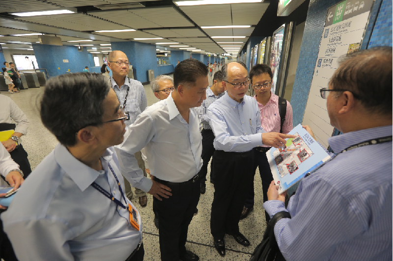 The Secretary for Transport and Housing, Mr Frank Chan Fan (third right), was briefed by MTR staff on the trial scheme of the free para-transit service for wheelchair-bound passengers during his visit to Kwun Tong today (August 22). He was joined by the Chairman of the Kwun Tong District Council, Dr Bunny Chan (fourth right), and the Operations Director of the MTR Corporation Limited, Mr Adi Lau (first left). 