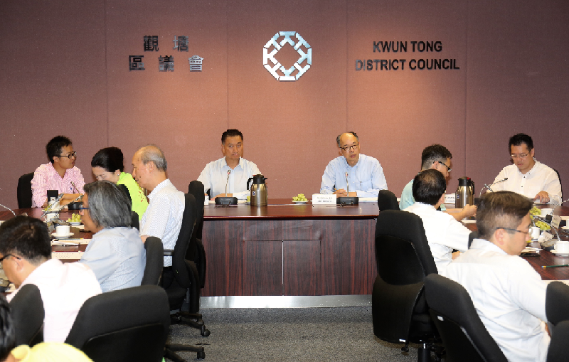 The Secretary for Transport and Housing, Mr Frank Chan Fan (back row, second right) accompanied by the District Officer (Kwun Tong), Mr Steve Tse (back row, first right), met with the Chairman of the Kwun Tong District Council (KTDC), Dr Bunny Chan (back row, second left), and Kwun Tong District Council members today (August 22) to listen to their views on local needs and concerns.