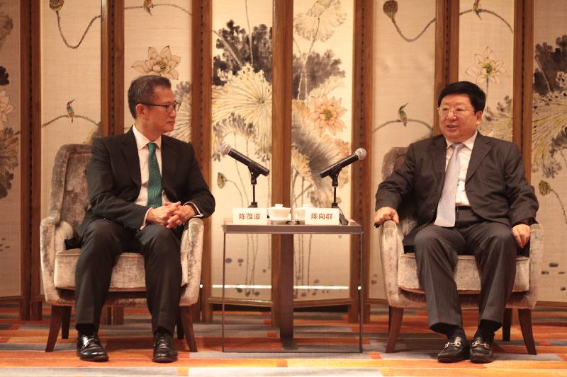 財政司司長陳茂波（左）今日（八月二十二日）在長沙與湖南省常務副省長陳向群（右）會晤。