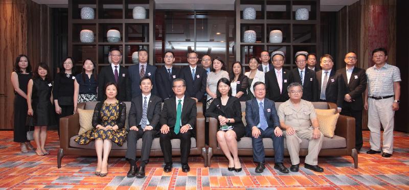 財政司司長陳茂波（前排左三）今日（八月二十二日）與在湖南經商和工作的港人會面。
