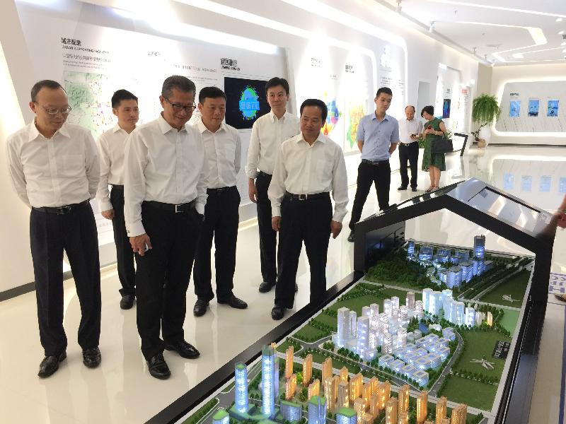 財政司司長陳茂波（左三）今日（八月二十二日）考察長沙高新技術產業開發區及園區內的企業。