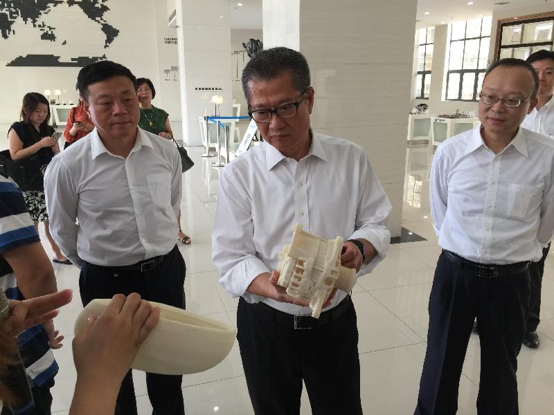 The Financial Secretary, Mr Paul Chan (second right),  today (August 22) visited the Changsha High-tech Industrial Development Zone and enterprises therein.
