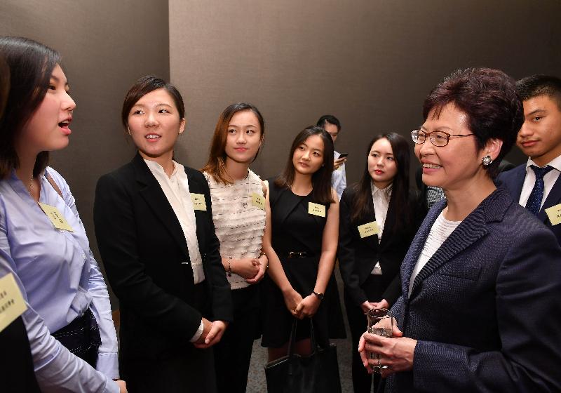 The Chief Executive, Mrs Carrie Lam (first right), today (August 22) in Shanghai meets Hong Kong people who work, do business and study there.