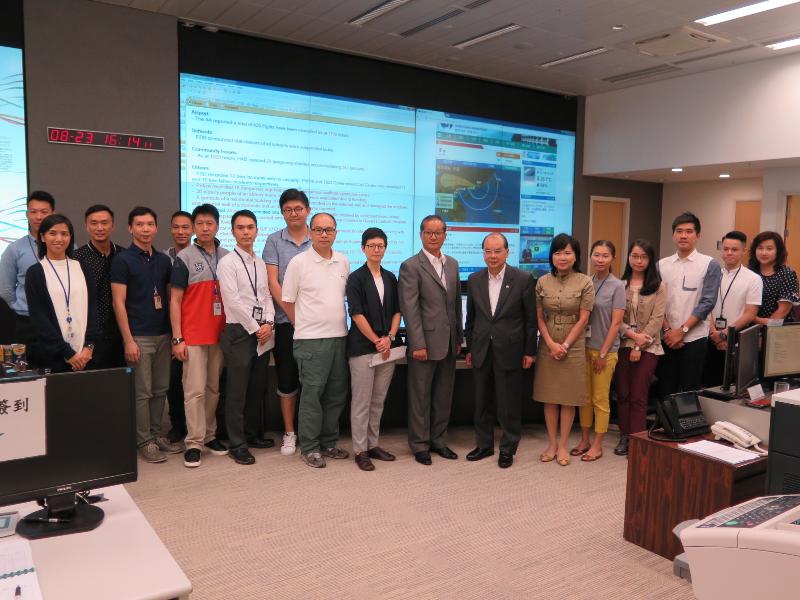 The Acting Chief Executive, Mr Matthew Cheung Kin-chung, visited again the Emergency Monitoring and Support Centre of the Security Bureau to seek an update on the measures that were taken in response to Typhoon Hato's threat this afternoon (August 23). Photo shows Mr Cheung (seventh right) and the Permanent Secretary for Security, Mrs Marion Lai (sixth right)in a group photo with some of the civil servant colleagues on duty.