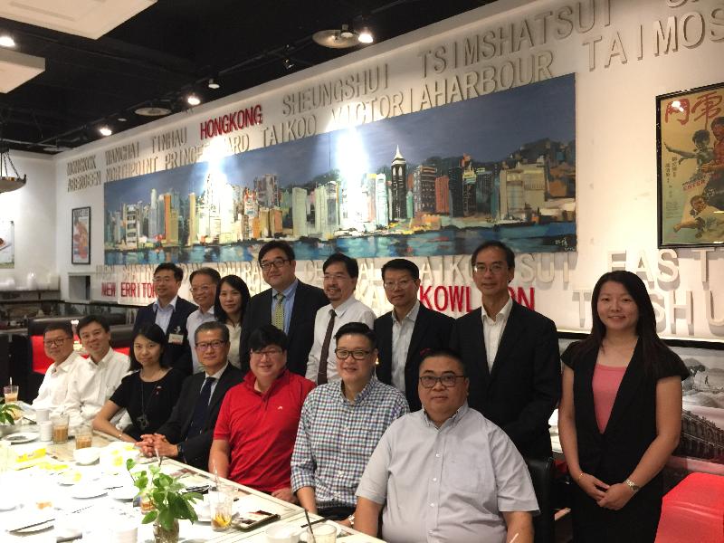 財政司司長陳茂波（前排左四）今日（八月二十三日）與在河南經商和工作的港人會面。