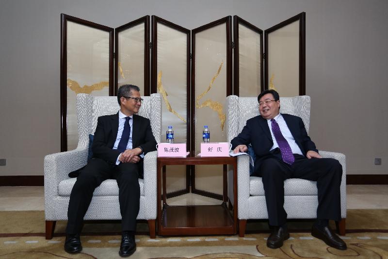 The Financial Secretary, Mr Paul Chan (left), today (August 23) calls on the Vice Governor of Henan Province, Mr Shu Qing (right) in Zhengzhou.
