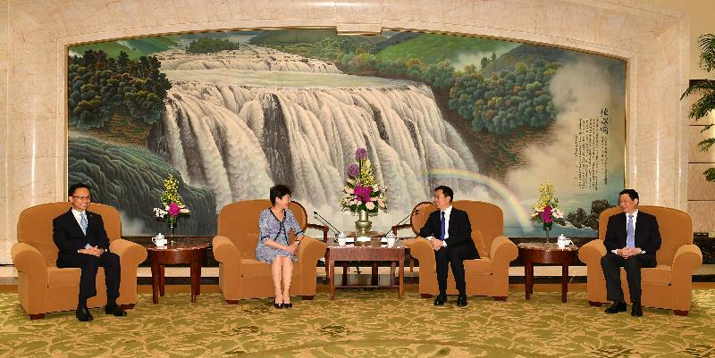 行政長官林鄭月娥（左二）今日（八月二十三日）在上海與上海市委書記韓正（右二）和上海市市長應勇（右一）會面。政制及內地事務局局長聶德權（左一）亦有出席。