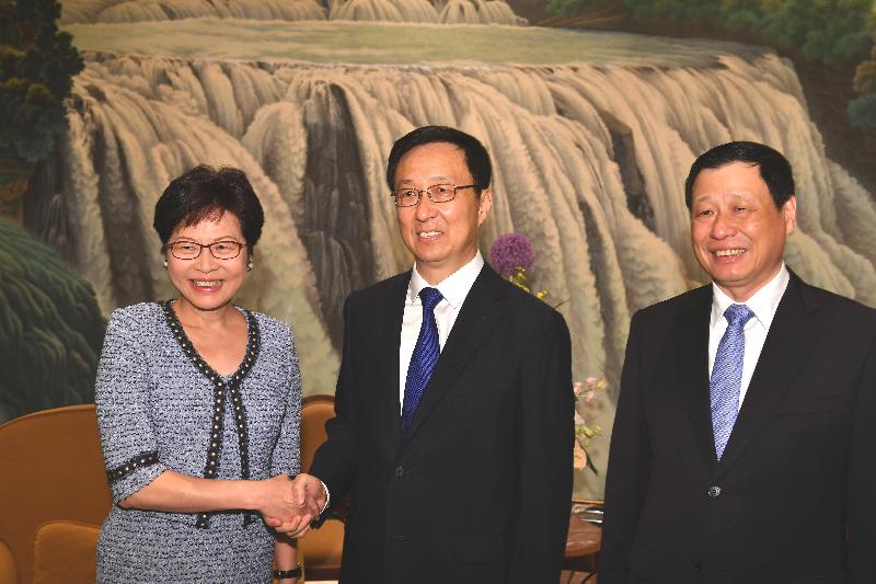 行政長官林鄭月娥（左）今日（八月二十三日）在上海與上海市委書記韓正（中）和上海市市長應勇（右）會面。